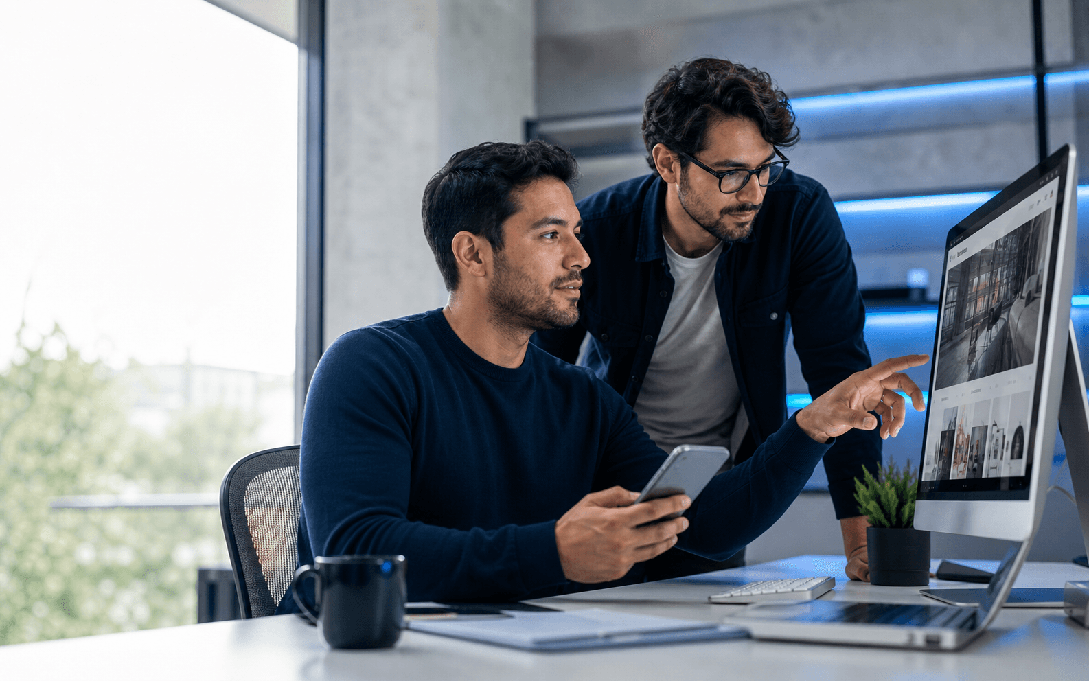 Equipo desarrollando una solución digital de UPDEV.CL